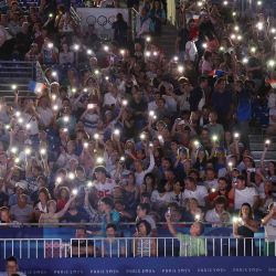 Los espectadores usan las luces de sus teléfonos celulares durante el judo de los Juegos Olímpicos de París. Foto de Jack GUEZ / AFP | Foto:AFP