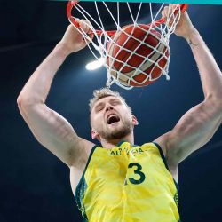 Jock Landale, encesta el balón en el partido de baloncesto entre Australia y Grecia durante los Juegos Olímpicos de París. Foto de Thomas COEX / AFP | Foto:AFP