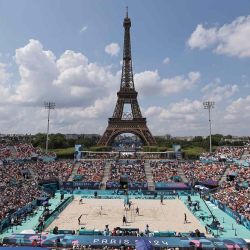 Los espectadores observan el partido de voleibol de playa masculino del grupo F entre España y Estados Unidos durante los Juegos Olímpicos de París. Foto de Thomas SAMSON / AFP  | Foto:AFP