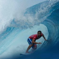 El francés Kauli Vaast consigue un tubo en las eliminatorias de los cuartos de final de surf masculino, durante los Juegos Olímpicos de París. Foto de Ben Thouard / AFP | Foto:AFP