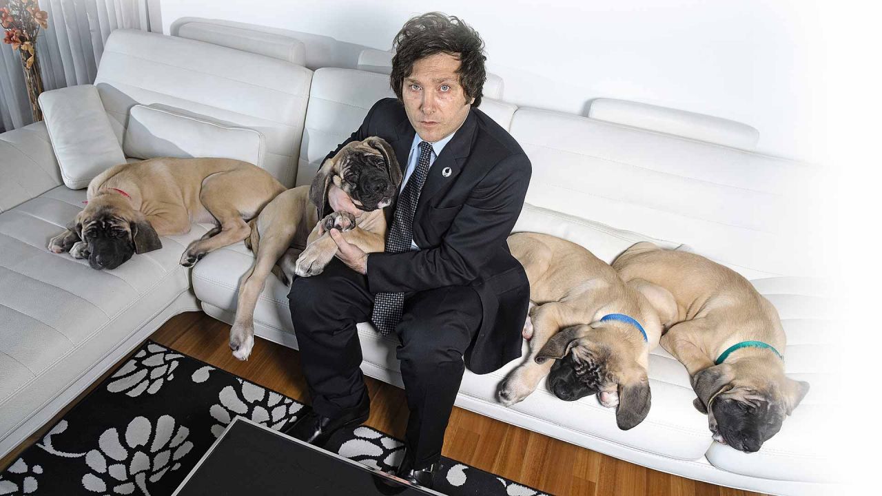 Rodolfo Barra, el procurador del Tesoro de la Nación, dictaminó que la información sobre los perros del Presidente son parte de su vida privada. | Foto:Cedoc