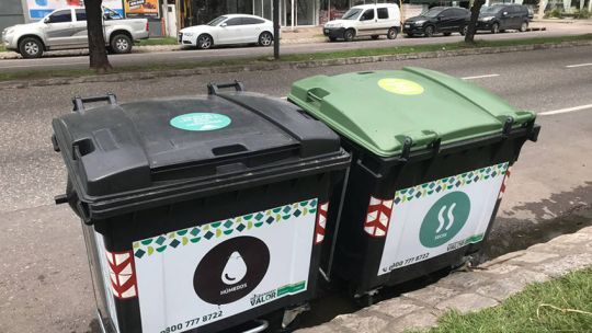 Córdoba: recolectores encuentran a una persona durmiendo en un contenedor de basura