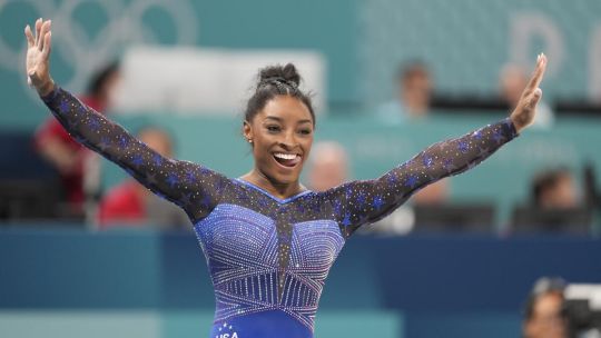Simon Biles: la historia del impactante atuendo con cristales de la atleta de oro