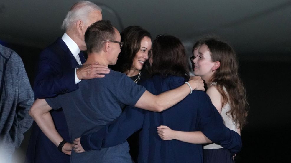 Biden y Kamala Harris recibieron en Washington a los prisioneros intercambiados con Rusia.