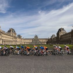 Atletas compiten durante la carrera femenina de ciclismo en ruta en los Juegos Olímpicos de París 2024, en París, Francia. | Foto:Xinhua/Hu Xingyu