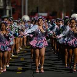 Bolivianas residentes en Chile interpretan un baile típico durante la XX Gran Entrada Folklórica por el Día de Bolivia, en Santiago, capital de Chile. | Foto:Xinhua/Jorge Villegas