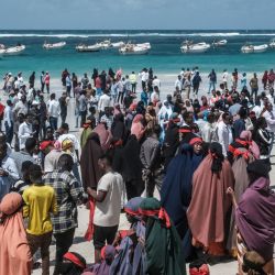Cientos de manifestantes se reúnen en la playa de Lido en Mogadiscio para expresar solidaridad y lamentar el último ataque que se cobró 37 vidas. Un atacante suicida de Al-Shabaab y hombres armados atacaron una concurrida playa en la capital somalí, Mogadiscio, matando a 37 personas e hiriendo a muchas más, dijeron las autoridades. | Foto:Hassan Ali Elmi / AFP