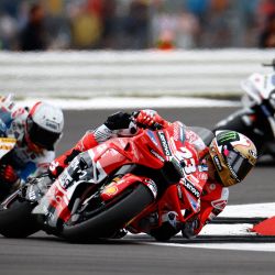 El piloto italiano del equipo Ducati Lenovo, Enea Bastianini, compite durante la carrera de MotoGP del Gran Premio de Gran Bretaña en el circuito de Silverstone en Northamptonshire, en el centro de Inglaterra. | Foto:BENJAMIN CREMEL / AFP