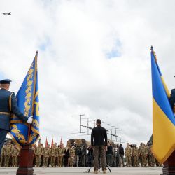 El presidente de Ucrania, Volodymyr Zelensky, observa avion F16 que vuela durante las celebraciones del Día de la Fuerza Aérea de Ucrania en un lugar no revelado, en medio de la invasión rusa a Ucrania. | Foto:Handout / SERVICIO DE PRENSA PRESIDENCIAL UCRANIANO / AFP