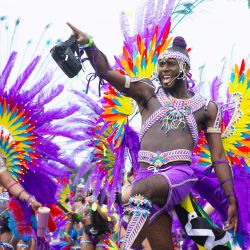Imagen de personas participando en el Gran Desfile del Carnaval Caribeño de Toronto 2024, en Toronto, Canadá. | Foto:Xinhua/Zou Zheng