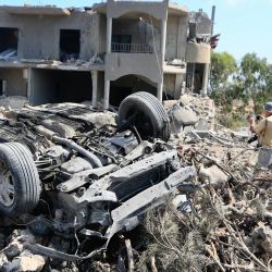 Imagen de un vehículo y una casa destruidos por un ataque aéreo israelí, en Chamaa, Líbano. Cuatro sirios fueron asesinados y cuatro civiles libaneses resultaron heridos en una presunta incursión israelí dirigida contra una casa en el sur de Líbano, informaron a Xinhua fuentes militares libanesas. | Foto:Xinhua/Ali Hashisho