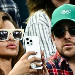 La actriz estadounidense Eva Mendes y su pareja, el actor canadiense Ryan Gosling, asisten a la final femenina de barras asimétricas de gimnasia artística durante los Juegos Olímpicos de París 2024 en el Bercy Arena de París. | Foto:LOIC VENANCE / AFP