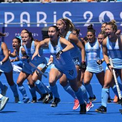 Las jugadoras de Argentina celebran la victoria en el partido de cuartos de final de hockey sobre césped femenino entre Argentina y Alemania durante los Juegos Olímpicos de París 2024 en el Estadio Yves-du-Manoir en Colombes. | Foto:Damien Meyer / AFP