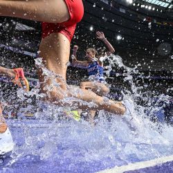 Los atletas compiten en la carrera de obstáculos femenina de 3000 m del evento de atletismo en los Juegos Olímpicos de París 2024 en el Stade de France en Saint-Denis, al norte de París. | Foto:KIRILL KUDRYAVTSEV / AFP