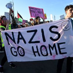 Manifestantes antifascistas sostienen una pancarta durante una contramanifestación frente a una manifestación convocada por activistas de extrema derecha en Weymouth, en la costa suroeste de Inglaterra, donde está amarrada la barcaza de alojamiento para inmigrantes Bibby Stockholm. | Foto:JUSTIN TALLIS / AFP