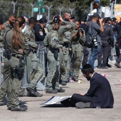 Un manifestante ultraortodoxo se sienta en el suelo, rodeado por las fuerzas de seguridad israelíes desplegadas durante una protesta el primer día en que se solicitó a los hombres judíos ultraortodoxos que se alistaran para el servicio militar obligatorio tras la orden judicial del mes pasado, frente a la base militar de Tel HaShomer en Kiryat Ono, cerca de Tel Aviv. Históricamente exentos del servicio militar obligatorio, los estudiantes del seminario ultraortodoxo están siendo llamados a filas mientras la guerra de Israel en Gaza y el posible conflicto con Hezbolá en la frontera norte mina los recursos y alimenta el resentimiento contra aquellos que no tienen que servir. | Foto:Oren Ziv / AFP