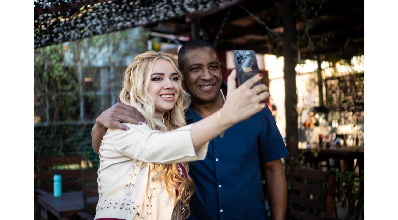 Mariana Perdomo y Alex Batista fusionan emoción y magia cubana en una nueva versión de “La tierra del olvido”