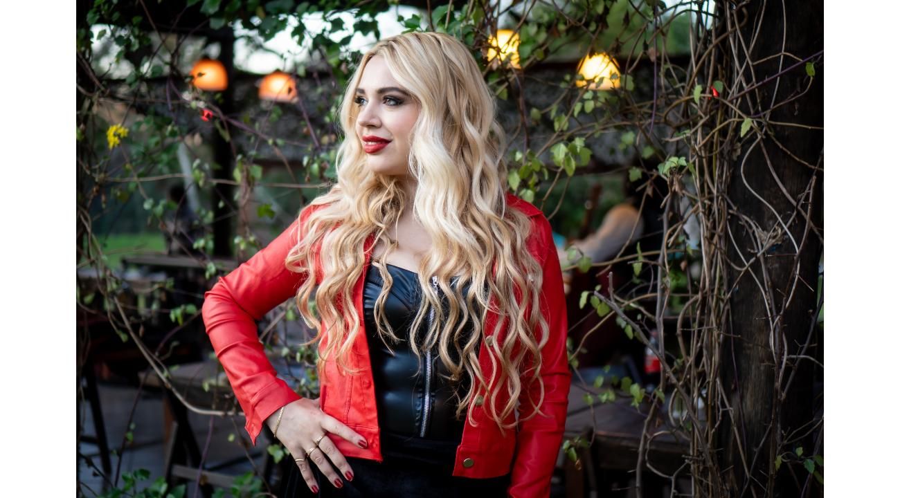 Mariana Perdomo y Alex Batista fusionan emoción y magia cubana en una nueva versión de “La tierra del olvido”