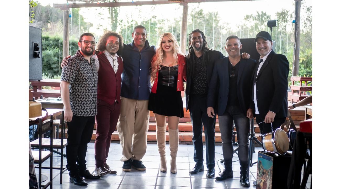 Mariana Perdomo y Alex Batista fusionan emoción y magia cubana en una nueva versión de “La tierra del olvido”