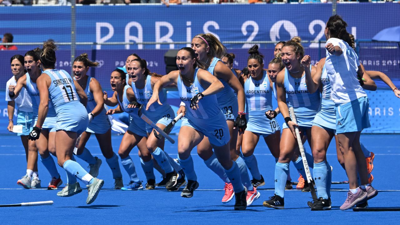 Las jugadoras de Argentina celebran la victoria en el partido de cuartos de final de hockey sobre césped femenino entre Argentina y Alemania durante los Juegos Olímpicos de París 2024 en el Estadio Yves-du-Manoir en Colombes. | Foto:Damien Meyer / AFP