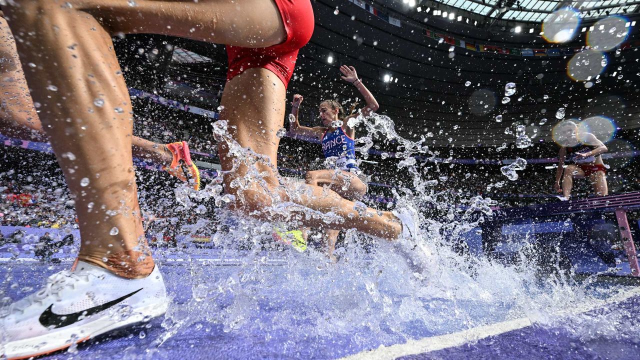 Los atletas compiten en la carrera de obstáculos femenina de 3000 m del evento de atletismo en los Juegos Olímpicos de París 2024 en el Stade de France en Saint-Denis, al norte de París. | Foto:KIRILL KUDRYAVTSEV / AFP