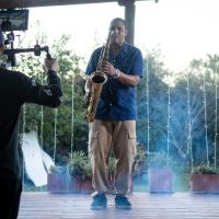 Mariana Perdomo y Alex Batista fusionan emoción y magia cubana en una nueva versión de “La tierra del olvido”