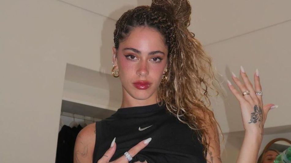 El look de Tini Stoesel tendencia: combinación de estilos y comodidad 