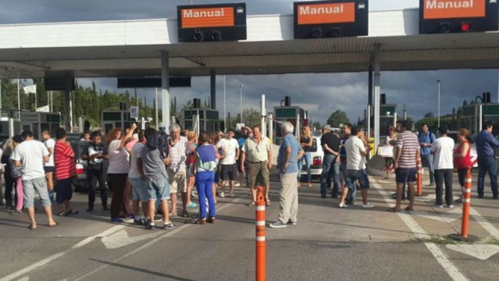 Protesta de vecinos en el Peaje en La Calera