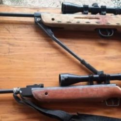 Se les secuestran tres armas de aire comprimido que habían sido convertidas ilegalmente a calibre 22.