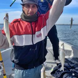 Los mejores tamaños se dieron buscando en profundidades mayores a los 2 metros, encarnando con mojarra viva. Se dieron algunos dobletes y un triplete, lo que habla de una laguna superpoblada. 