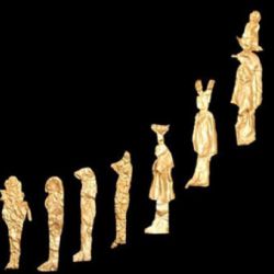 Algunas de las láminas y figurillas de oro descubiertas en Tel el-Dei