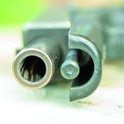 Técnicamente el calibre en forma correcta se mide entre los bajorrelieves diametralmente opuestos.