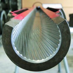 Técnicamente el calibre en forma correcta se mide entre los bajorrelieves diametralmente opuestos.