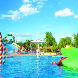 Terapias con vino y luz roja, un mall indoor, parque aéreo y hasta un lujoso 5 estrellas son parte de los centros termales más cercanos  a Buenos Aires.