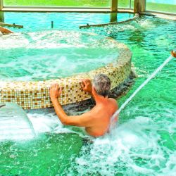 Terapias con vino y luz roja, un mall indoor, parque aéreo y hasta un lujoso 5 estrellas son parte de los centros termales más cercanos  a Buenos Aires.