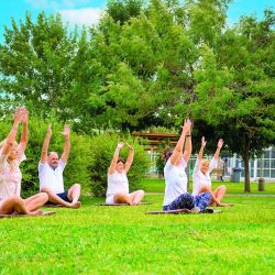 Terapias con vino y luz roja, un mall indoor, parque aéreo y hasta un lujoso 5 estrellas son parte de los centros termales más cercanos  a Buenos Aires.
