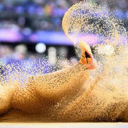 El checo Radek Juska compite en la prueba de salto de longitud masculina de la prueba de atletismo de los Juegos Olímpicos de París 2024 en el Stade de France en Saint-Denis, al norte de París. | Foto:KIRILL KUDRYAVTSEV / AFP