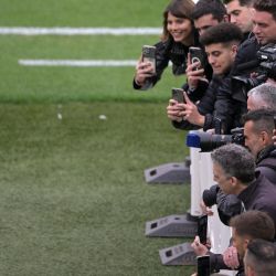 El nuevo entrenador de River Plate, Marcelo Gallardo, posa para las imágenes tras su presentación para un segundo período al frente del equipo de fútbol en el estadio Monumental de Buenos Aires. Marcelo Gallardo inició este lunes su segunda etapa como entrenador del club argentino River Plate, en cuyo primer período ganó 14 títulos, entre ellos dos títulos de la Copa Libertadores de América. | Foto:JUAN MABROMATA / AFP