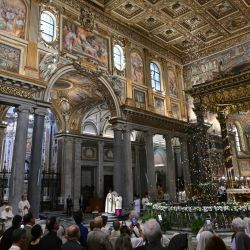 El papa Francisco observa cómo caen pétalos de flores blancas del techo de la basílica durante las vísperas para conmemorar el aniversario de la Dedicación de la Basílica Papal de Santa María la Mayor y la Solemnidad de María de las Nieves, en Roma. | Foto:ALBERTO PIZZOLI / AFP