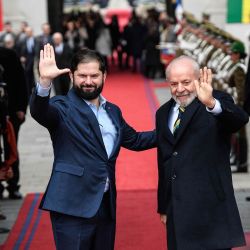 El presidente chileno, Gabriel Boric y el presidente brasileño, Luiz Inácio Lula da Silva, posan para fotografías en el Palacio de La Moneda, en Santiago, capital de Chile. | Foto:Xinhua/Jorge Villegas