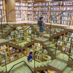 La foto muestra a personas visitando una librería en Hangzhou, en la provincia oriental china de Zhejiang. | Foto:AFP