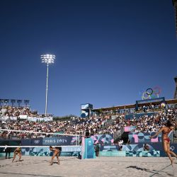 La número 2 de Letonia, Anastasija Samoilova, saca la pelota en el partido de voleibol de playa femenino de octavos de final entre Alemania y Letonia durante los Juegos Olímpicos de París 2024 en el Estadio de la Torre Eiffel en París. | Foto:ARIS MESSINIS / AFP