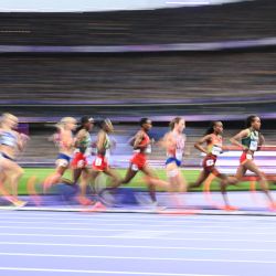 Los atletas compiten en la final femenina de 5000 m del evento de atletismo en los Juegos Olímpicos de París 2024 en el Stade de France en Saint-Denis, al norte de París. | Foto:Jewel Samad / AFP