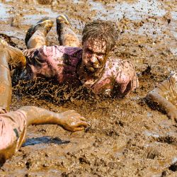 Los participantes se divierten en el barro después de un partido durante el 14º Campeonato Alemán de Fútbol en Barro en Woellnau, este de Alemania. | Foto:JENS SCHLUETER / AFP