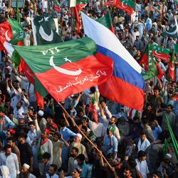 Partidarios del ex primer ministro encarcelado Imran Khan y del partido Pakistan Tehreek-e-Insaf (PTI) se reúnen durante una manifestación para conmemorar el primer aniversario del encarcelamiento de Khan, en Swabi. | Foto:ABDUL MAJEED / AFP