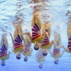 Una vista submarina muestra al equipo español compitiendo en la rutina técnica por equipos del evento de natación artística durante los Juegos Olímpicos de París 2024 en el Centro Acuático de Saint-Denis, al norte de París. | Foto:OLI SCARFF / AFP