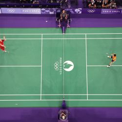 Viktor Axelsen de Dinamarca y Kunlavut Vitidsarn de Tailandia compiten durante el partido por la medalla de oro de bádminton individual masculino en los Juegos Olímpicos de París 2024, en París, Francia. | Foto:Xinhua/Guo Yu