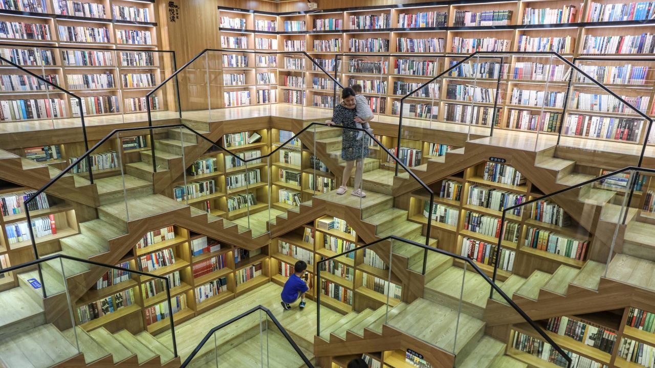 La foto muestra a personas visitando una librería en Hangzhou, en la provincia oriental china de Zhejiang. | Foto:AFP