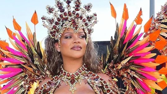 Rihanna arrasa en el carnaval de Barbados y reivindica sus raíces con una diseñadora autóctona