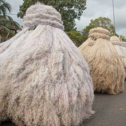 Desfile de máscaras de Zangbeto durante la gran procesión de máscaras tradicionales en Porto-Novo. El Festival de Máscaras de Porto-Novo, que se celebró durante tres días, fue creado por iniciativa del gobierno y el municipio de Benín, para reemplazar el Festival Internacional de Porto-Novo que se celebra habitualmente en enero. | Foto:Yanick Folly / AFP